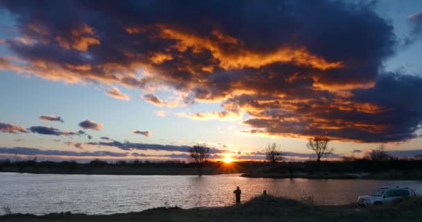 Hombre Pesca Frente Puesta Del Sol Sobre Río Familia Vacaciones — Vídeo de stock