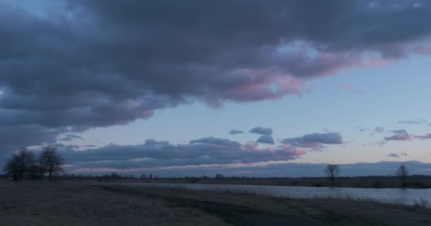 パノラマイブニングクラウドとサンセット 川の上の夕日で釣りをする男 家族の休暇旅行で車で 自然をテーマにしたカップル 田舎の風景 劇的な雲が吹く風 季節変更秋冬の春時間 Blue Sky — ストック動画