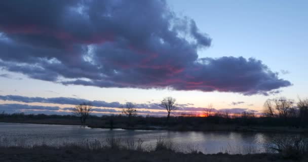 Wieczorny Zachmurzenie Zachód Słońca Nad Rzeką Pobliżu Rural Road Grove — Wideo stockowe