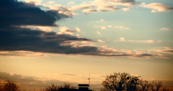 Inclinazione Time Lapse Nuvole Serali Sopra Casa Alberi Nel Villaggio — Video Stock