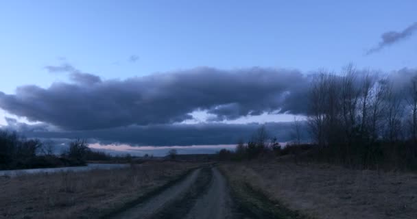 Går Längs Landsvägen Nära Floden Landsbygdslandskap Blå Timmen Twilight Dusk — Stockvideo