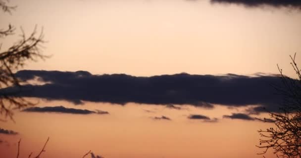 在村内的房屋及树木之上 倾泻落幕的黄昏云彩 农村地区 — 图库视频影像