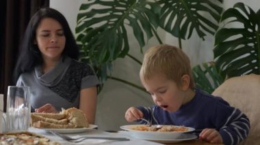  Tatlı Çocuk ve Genç Anne Aile Yemeği 'nde Kırmızı Çorba İçiyorlar. Sabah Öğleden Sonra Kahvaltı Yemeği. Yavaş çekim 0. 5 hız 60 fps