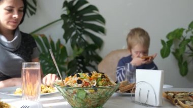 Zeytinli salata. Bulanık Arkaplan Aile Yemeği, Öğle Yemeği, Kahvaltı. Anne ve Oğul afiyet olsun. Yavaş çekim 0. 5 hız 60 fps