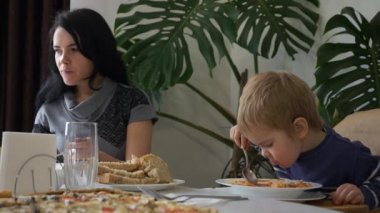 Anne, oğlunun yüzünü peçeteyle siliyor. Aile Yemeği sırasında Çocuk Masası Peçetesi Kullanmayı Öğretmek. Öğleden Sonra Sabah Kahvaltısı. Yavaş çekim 0. 5 hız 60 fps