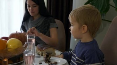 Mutlu Aile Kirazlı Çikolatalı Turta Yiyiyor. Anne ve Oğlu Güzel Tatil Zamanını Geçiriyor. Kutlama yemeği. Yavaş çekim 0. 5 hız 60 fps