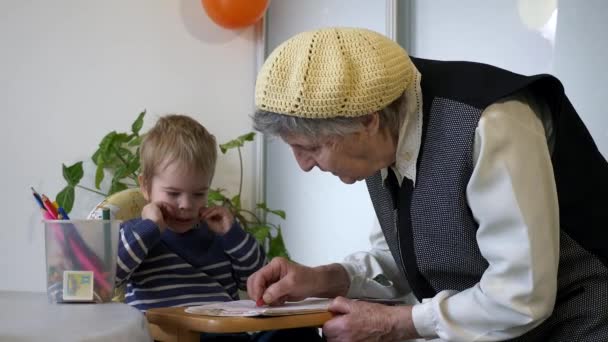 Feliz Bisabuela Enseñando Dibujo Infantil Mujer Anciana Activa Niñera Con — Vídeos de Stock