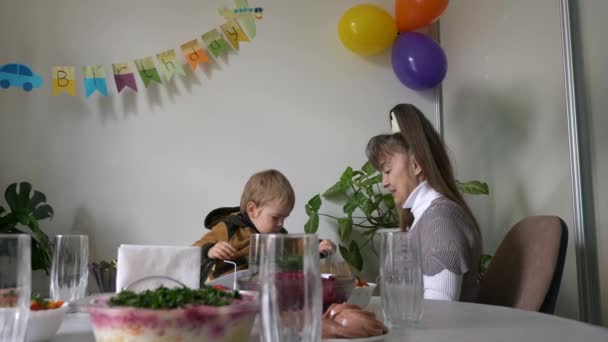 Nagymama Születésnapi Ajándékot Unokájának Építőjáték Mosolygó Gyerek Öröm Kifejezés Lassú — Stock videók