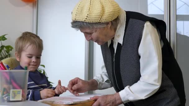 Feliz Bisabuela Enseñando Dibujo Infantil Mujer Anciana Activa Niñera Con — Vídeos de Stock