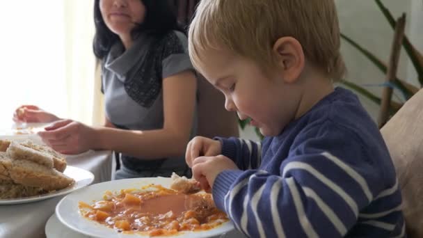 Misbehaving Little Boy Juega Con Sopa Manos Lugar Comer Atrae — Vídeo de stock