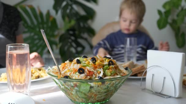 Anne Oğlunun Yüzünü Peçeteyle Siliyor Aile Yemeği Sırasında Çocuk Masası — Stok video