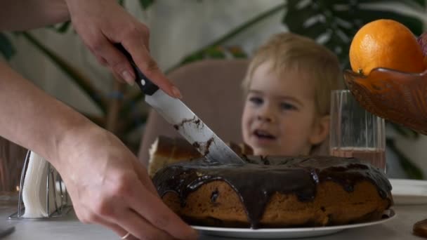 Vrouwelijke Hand Snijdt Chocoladetaart Met Keukenmes Little Child Watching Met — Stockvideo