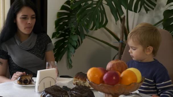 Família Feliz Come Torta Cereja Chocolate Mãe Filho Passam Tempo — Vídeo de Stock