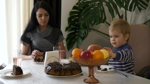 Happy Family Eats Chocolate Cherry Pie Moeder Zoon Brengen Prettige — Stockvideo