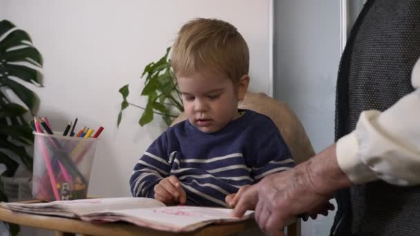 Niño Pequeño Quiere Aprender Dibujar Rechazar Desacuerdo Reticencia Reticencia Emoción — Vídeos de Stock