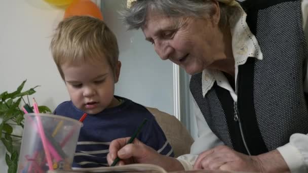 Gelukkig Overgrootmoeder Onderwijs Little Child Drawing Actieve Oudere Vrouw Babysitten — Stockvideo