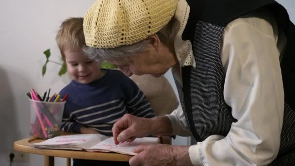 Feliz Bisabuela Enseñando Dibujo Infantil Mujer Anciana Activa Niñera Con — Vídeos de Stock