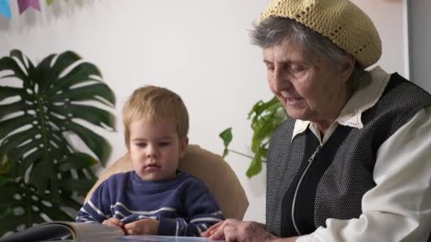 Libro Lectura Bisabuela Con Bisnieto Mujer Anciana Activa Niñera Con — Vídeos de Stock