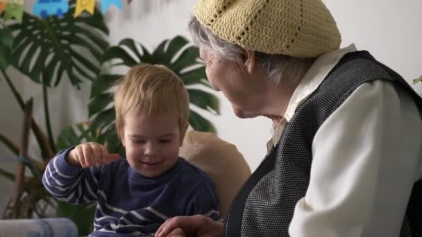 할머니와 아이들은 웃으며 즐겁게 지낸다 긍정적 Fps — 비디오