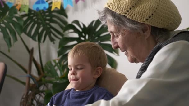 Бабуся Читає Книгу Прабабусею Активна Літня Жінка Нянька Маленькою Дитиною — стокове відео