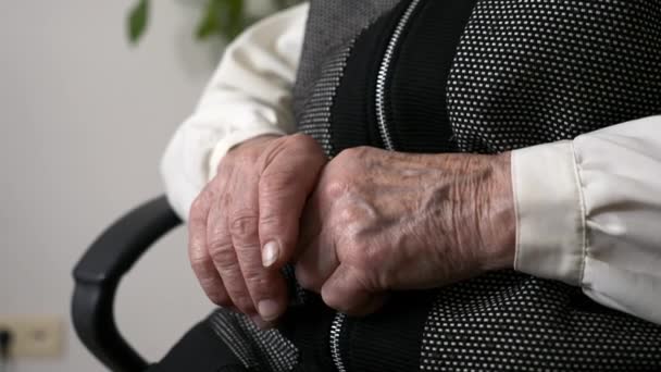 Detailní Záběr Senior Female Hands Stará Stařena Starší Žena Sedí — Stock video