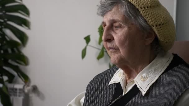Portré Szomorú Idős Idős Nagymama Gondolkozik Életről Nyugodt Karosszékben Lassú — Stock videók