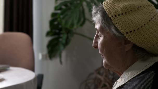 Портрет Грустная Пожилая Пожилая Женщина Старушка Прабабушка Думает Жизни Сидя — стоковое видео