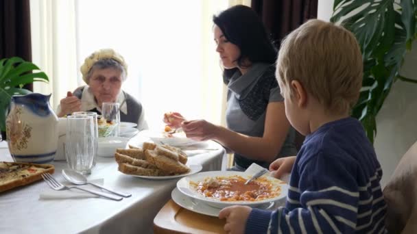 Malý Chlapec Používající Ubrousek Utírá Obličej Ubrouskem Během Rodinné Večeře — Stock video