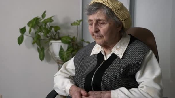 Porträtt Sorgligt Äldre Äldre Äldre Kvinna Gamla Åldrade Farmor Funderar — Stockvideo
