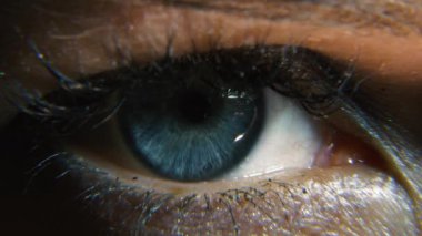 5K yakın çekim. Makro Kadın Mavi Göz. Gözbebeği Kornea Iris Kirpikleri