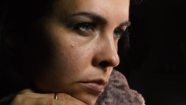 Gros plan Dolly Shot Dramatic Young Female Face. Serious Calm Emotion Femme au foyer penser tout en étant assis dans la chambre noire 