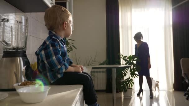 Bambino Seduto Sul Controsoffitto Della Cucina Giovane Madre Prende Cura — Video Stock