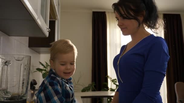 Loving Mother Gives Apple Son Junge Frau Kümmert Sich Kind — Stockvideo