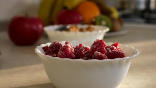 Tiefgefrorene Himbeeren Großaufnahme Auf Der Arbeitsplatte Der Küche Morgens Abendsonne — Stockvideo