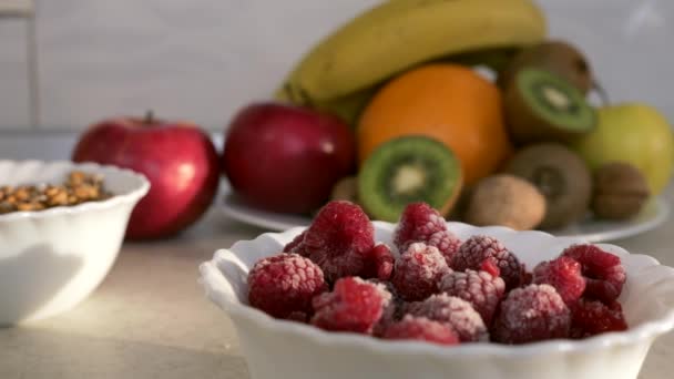 Tiefgefrorene Himbeeren Großaufnahme Auf Der Arbeitsplatte Der Küche Morgens Abendsonne — Stockvideo