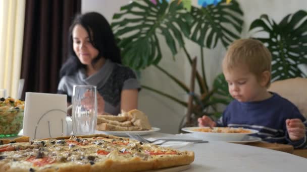 特写镜头的家做的比萨 健康食品生活方式 关于母亲和儿子吃饭的背景 享用美味佳肴汤 慢动作0 5速度60 Fps — 图库视频影像