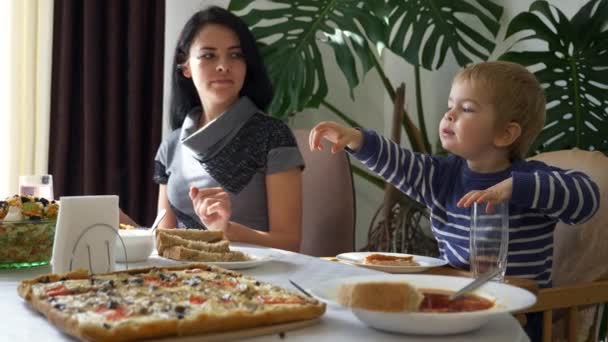 Ragazzino Carino Giovane Madre Che Mangiano Zuppa Rossa Cena Famiglia — Video Stock