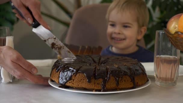 Мати Вирізає Шматочок Шоколадного Пирога Дарує Синові Щаслива Дитина Спостерігає — стокове відео