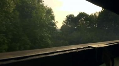 20th Century Old Retro Train Moves on Railway through Europe Lokomotif Buhar Duman Bulutlarıyla Hava Çevresini Kirletiyor. Retro Train Car Wagon 'dan görüntü açıldı. Yaz Sonbaharı