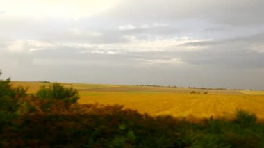 Tren vagonunun manzarası pencereyi açtı. Avrupa 'yı boydan boya geçen bir tren yolculuğu. Trees Fields Village Akşam Manzarası. Yaz Sonbahar Sezonu,