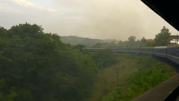 20世纪的老式列车在东欧铁路上行驶 机车用烟雾污染空气环境 从复古列车车厢大篷车打开的窗口观看 — 图库视频影像