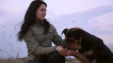 Sabah Akşam Yürüyüşü sırasında kırsal yolda Evsiz Köpeği Evsiz Bırakan Genç Kadın. Bahar Saati 2x Yavaş çekim 0. 5 hız 60 FPS