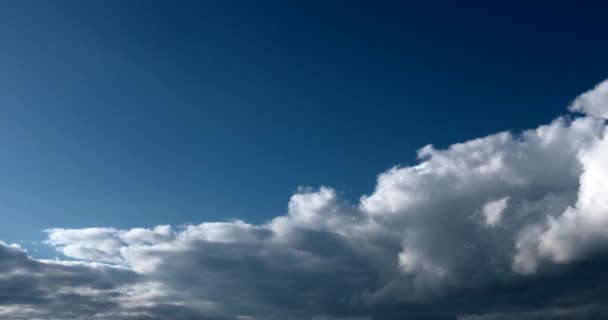 C4K 24P Time Lapse Λευκά Σύννεφα Στον Γαλάζιο Ουρανό Δυναμική — Αρχείο Βίντεο