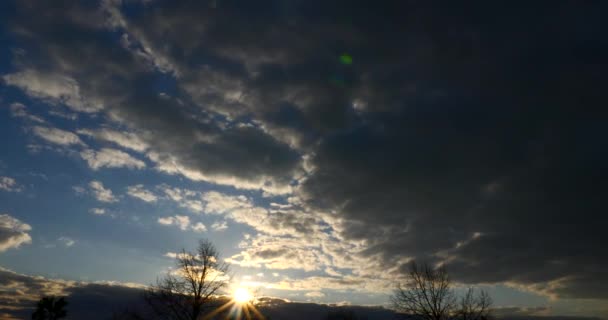 C4K 24P Czas Lapse Cloudscape Słońce Świeci Przez Chmury Zachód — Wideo stockowe