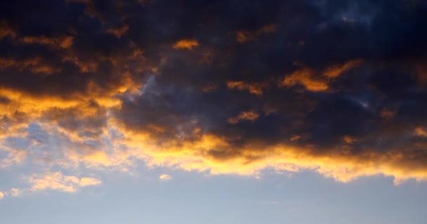 C4K 24P時間経過スルーツリーCloudscape 雲を通して太陽が輝く 日没秋の冬の春 — ストック動画