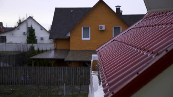 Płatki Śniegu Spadające Czerwony Metalowy Dach Tle Czerwone Białe Domy — Wideo stockowe