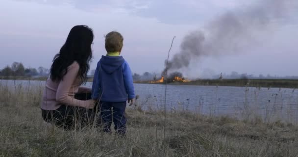 Matka Syn Oglądają Wildfire Suchych Równinach Trawy Spacery Wędrówki Polu — Wideo stockowe