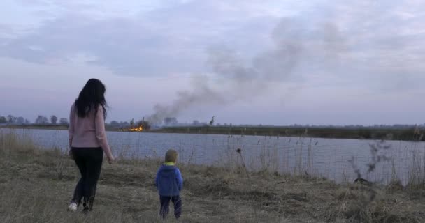 Moeder Zoon Kijken Naar Wildvuur Droge Grasvlakten Wandelen Wandelen Het — Stockvideo