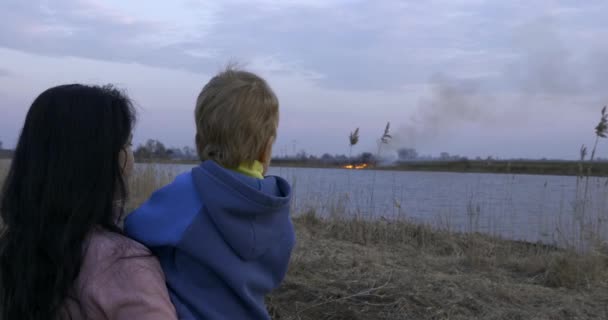 Moeder Zoon Kijken Naar Wildvuur Droge Grasvlakten Wandelen Wandelen Het — Stockvideo