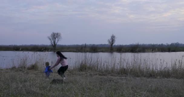 Matka Dziecko Bawią Się Polu Pobliżu Rzeki Rano Wieczorny Spacer — Wideo stockowe